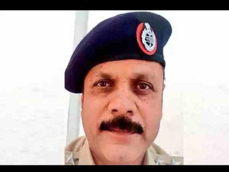 थाने में गई महिला का इंस्पेक्टर ने लिया नंबर, फिर रात को करने लगा व्हाट्सएप पर अश्लील मैसेज