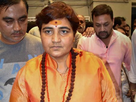 शहीद हेमंत करकरे पर साध्वी प्रज्ञा की टिप्पणी के खिलाफ चुनाव आयोग ने शुरू की जांच