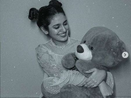 आंख मारने वाली प्रिया प्रकाश ने शेयर की ऐसी तस्वीरें, तोड़ दी पुरानी छवि, लोग बोले 'सो क्यूट'