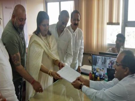 मुंबई उत्तर पश्चिम सीट से कांग्रेस उम्मीदवार प्रिया दत्त ने किया नामांकन, संजय दत्त भी रहे साथ