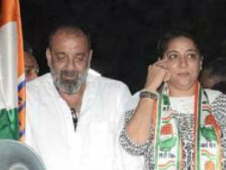 प्रिया दत्त के रोड-शो में नजर आए भाई संजय दत्त, बहन के लिए लोगों से मांगा वोट, देखें तस्वीरें