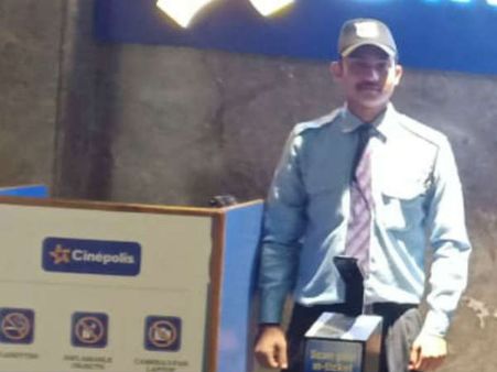 इस सिक्‍योरिटी गार्ड ने पेश की ईमानदारी की मिशाल, थिएटर में मिला लाखों का डायमंड ब्रेसलेट महिला को लौटाया
