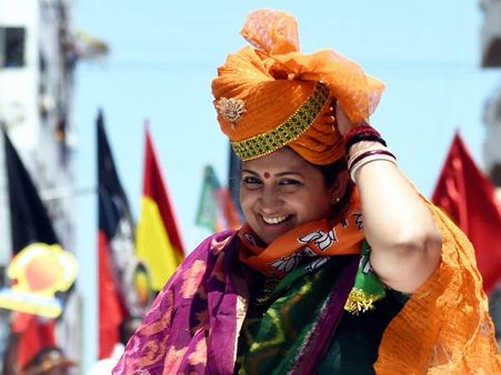 क्या स्मृति ईरानी की रैली के बाहर बांटे गए नोट? चुनाव आयोग ने दिए जांच के आदेश