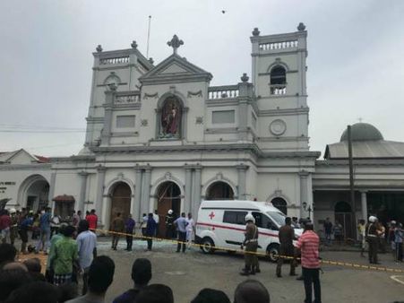 श्रीलंका चर्च ब्लास्ट के बाद पुजारी ने बताई आपबीती, कहा- 'दीवारों पर बिखरे हुए थे मांस के टुकड़े'