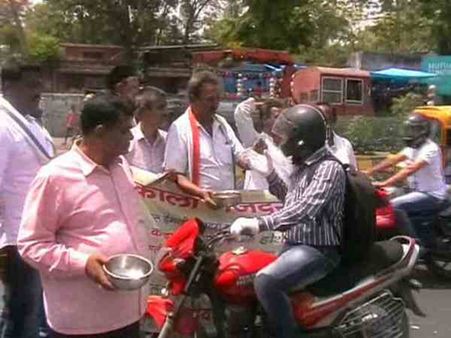 Labour Day: 21 महीनों से नहीं मिली सैलरी, अब हाथ में कटोरा लेकर सड़क पर मांग रहे भीख