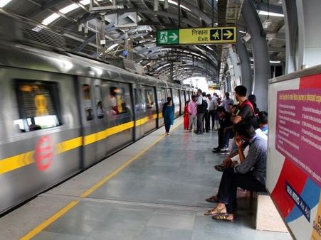 गाजियाबाद: मेट्रो ट्रैक पर कूदा शख्स, कोच के बीच फंसा तो मुश्किल से निकाला गया