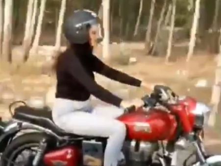 जब बुलेट लेकर सड़क पर निकलीं सपना चौधरी तो देखते रह गए लोग, सड़क किनारे किया ऐसा