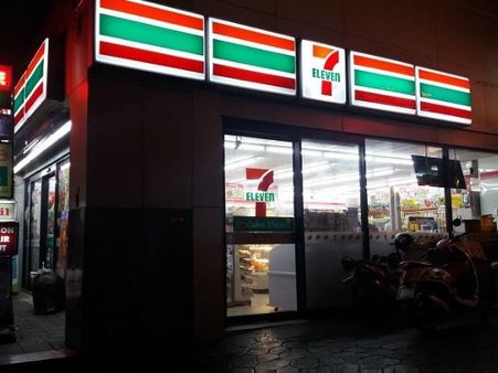 दुकान से चोरी कर रहा था युवक, मालिक ने देखा को पुलिस तो बुलाने की जगह....