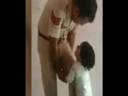 ड्यूटी पर जा रहे पुलिसवाले के मासूम बेटे का ये इमोशनल वीडियो आपको रुला देगा