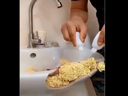 Video: मैगी से जोड़ दी टूटी हुई वॉशबेसिन, देखने वाले रह गए दंग