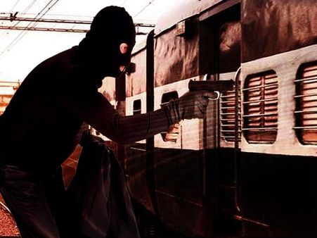 दिल्ली: चलती ट्रेन में हथियारबंद बदमाशों ने लूटा एक करोड़ का सोना, पीड़ित कारोबारी से की मारपीट