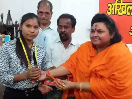 साध्वी पूजा शकुन पांडेय ने बच्चियों को बांटे तलवार और कटार, जानिए मामला