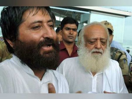 बाप-बेटे को उम्रकैद, अब कौन होगा आसाराम और साईं के 10,000 करोड़ के साम्राज्य का वारिस?