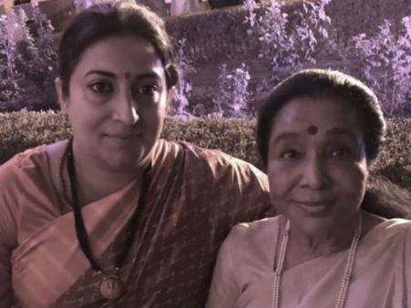 भीड़ में फंस गई थीं आशा भोंसले, स्मृति ईरानी ने की मदद