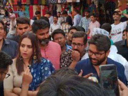 आतिशी पर आपत्तिजनक पर्चों को लेकर भड़के स्वरा और जिग्नेश, कही ये बात