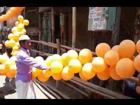 पीएम मोदी के जाते ही गुब्बारों पर टूट पड़ी भीड़, लोगों ने कहा- लूटो, अब क्या जरूरत है