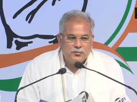 भरी सभा में मंच से युवक ने सीएम भूपेश बघेल से लगवाए वंदेमातरम् के नारे, वीडियो हुआ वायरल