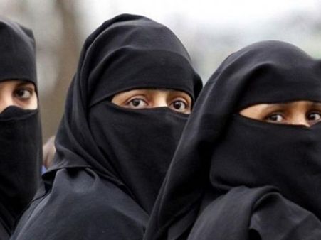 मेट्रो स्टेशन पर गार्ड ने महिला से कही बुर्का हटाने की बात, जानें फिर क्या हुआ