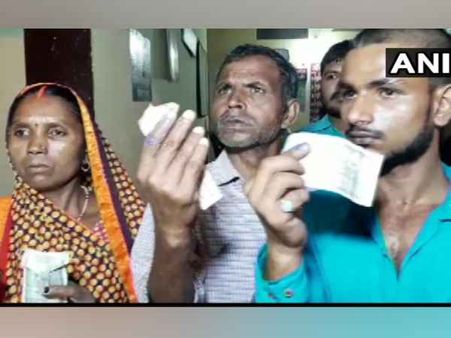 भाजपा को वोट देने से किया मना तो दलितों की उंगलियों पर लगा दी स्याही, पांच-पांच सौ रुपये भी दिए