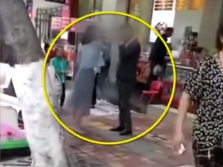 VIDEO: फोन गिफ्ट नहीं किया तो गर्लफ्रेंड ने बीच सड़क पर ब्वॉयफ्रेंड को मारे 52 लप्पड़