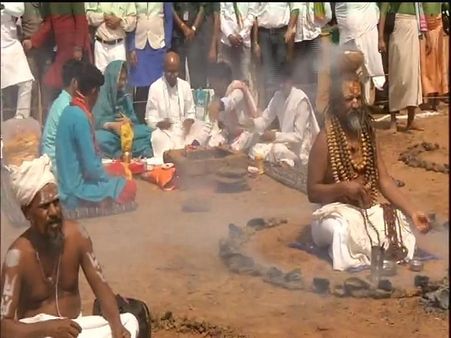 दिग्विजय सिंह के लिए 'हठ योग' करने वाले कंप्यूटर बाबा अब नई मुसीबत में घिरे