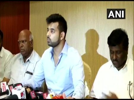 अपने दादा के लिए लोकसभा की सीट छोड़ेगा ये पोता, कहा- उनको जीतते हुए देखना है