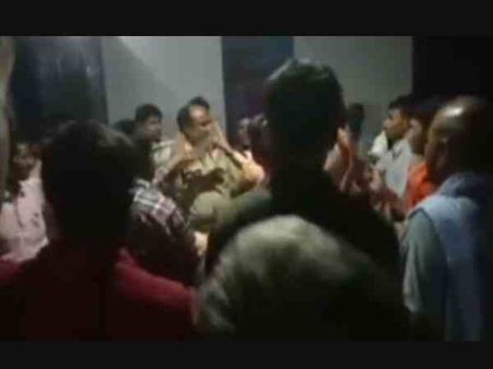 Video: झगड़ा सुलझाने पहुंची डायल 100 के सिपाही को बरातियों ने दौड़ा-दौड़ाकर पीटा