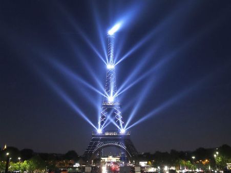 पेरिस: एफिल टॉवर के टॉप पर चढ़ा सनकी युवक, टॉवर कराना पड़ा खाली