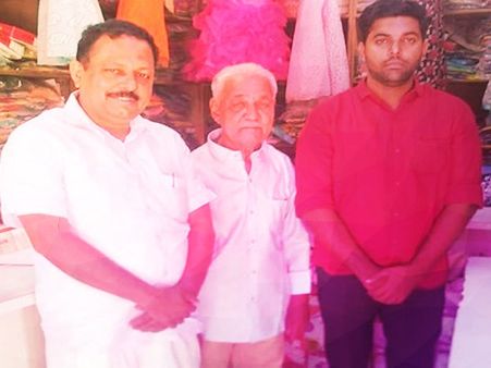 जो किसी ने नहीं किया वो फेसबुक ने कर दिखाया, 37 साल बाद परिवार से मिला बुजुर्ग