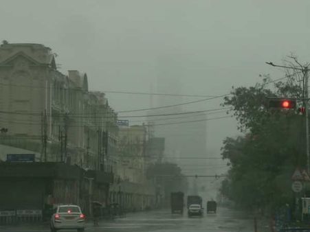 ओडिशा में भारी तबाही के बाद अब पश्चिम बंगाल से टकराया Cyclone Fani, अलर्ट जारी