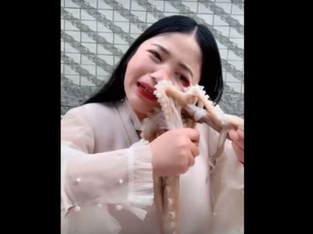 लाइव वीडियो में महिला ने की ऑक्टोपस को जिंदा खाने की कोशिश तो हुआ ये हाल