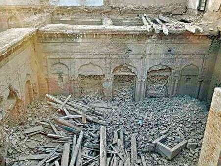 पाकिस्‍तान: पंजाब के नारोवाल में गुरु नानक पैलेस में तोड़फोड़, खिड़की और दरवाजे तक ले गए लोग 