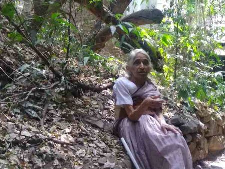 पुणे: 79 साल की महिला प्रोफेसर जो बिना बिजली के जीती है जिंदगी, भीषण गर्मी से कैसे बचती हैं?