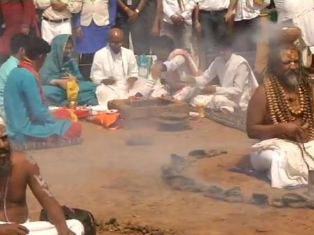 दिग्विजय सिंह के लिए 'हठ योग' कर मुश्किल में घिरे कंप्यूटर बाबा, FIR दर्ज