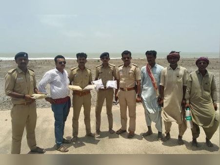 गुजरात: समुद्र से फिर मिली ड्रग्स, बोट के साथ पकड़े गए 2 पाकिस्तानी, 10 भाग निकले