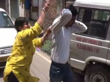 VIDEO: फर्जी ऑफिसर बनकर मांग रहा था 50 हजार रुपए, महिला ने की चप्पल से पिटाई