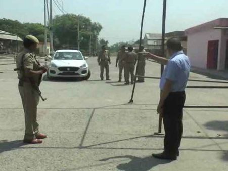 डिंपल की सीट पर ईवीएम की सुरक्षा में सेंध, DM ने सब इंस्पेक्टर को लगाई फटकार