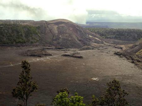 बैरियर को पार कर युवक 70 फीट गहरे ज्‍वालामुखी में जा गिरा