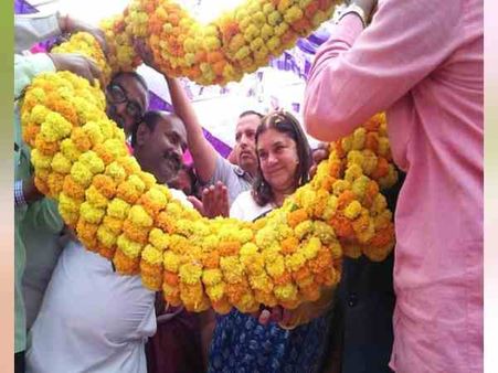 स्मृति ईरानी के करीबी की हत्या के बाद मेनका गांधी के समर्थक को मिली फोन पर धमकी, ऑडियो वायरल