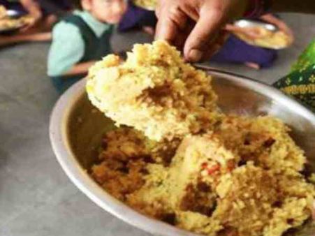 चार साल के मासूम ने खाने के लिए मांगा एक और अंडा तो सहायिका ने गर्म खिचड़ी से जलाया