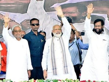 VIDEO: जब मोदी ने मंच से लगवाए 'वंदे मातरम्' के नारे, तो देखिए कैसा था नीतीश कुमार का रिएक्शन