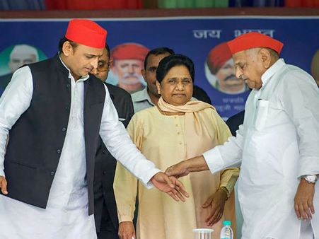 यूपी: मोदी की सुनामी में हारे मुलायम सिंह यादव के परिवार के ये 3 मेंबर