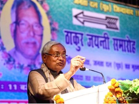 जब नीतीश की तंगहाली देख कर्पूरी ठाकुर ने दिया था नौकरी का ऑफर