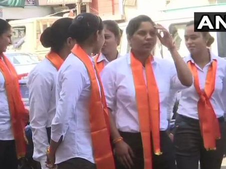 दिग्विजय सिंह के रोड शो में भगवा गमछा पहने दिखे पुलिसकर्मी, कहा- हमसे ऐसा करवाया गया