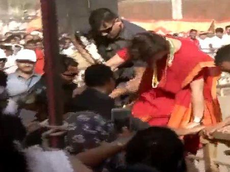 VIDEO: जब बैरिकेड कूदकर लोगों के बीच पहुंच गई प्रियंका गांधी, नहीं देखा होगा उनका ये अंदाज