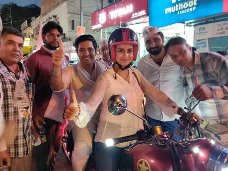 AAP उम्मीदवार राघव चड्ढा के समर्थन में उतरीं अभिनेत्री गुल पनाग, बुलेट पर बिठाकर किया चुनाव प्रचार