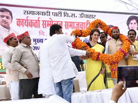 जब सपा कार्यकर्ताओं के बीच पहुंची प्रियंका गांधी, तो कार्यकर्ताओं ने किया भव्य स्वागत