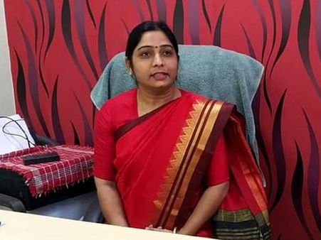 कौन है वो महिला, जिसने सपा का किला ढहाकर, मुलायम के भतीजे को हराया