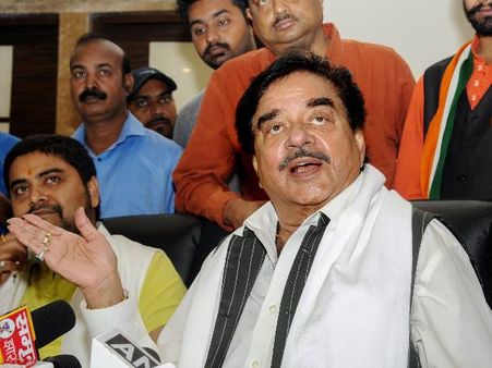 'अमित शाह के रोड शो से बिहारी बाबू को औकात दिखाने' की खबर पर क्या बोले शत्रुघ्न सिन्हा