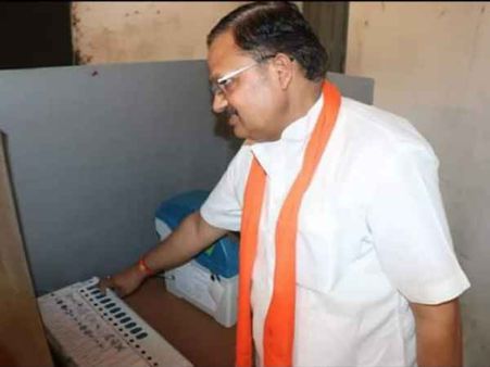भाजपा सांसद और उनकी पत्नी ने वोट डालते हुए EVM के साथ खींची फोटो, सोशल मीडिया पर हुई वायरल